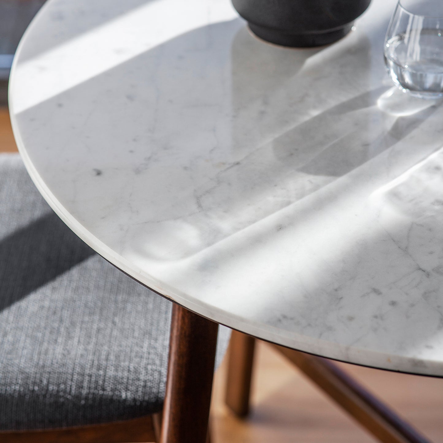 Barcelona Dining Table Round Dark Wood / Marble