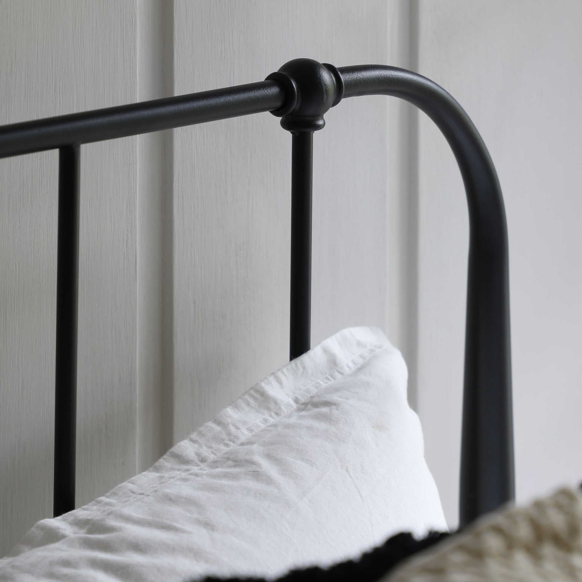Loughton Bed Black Double