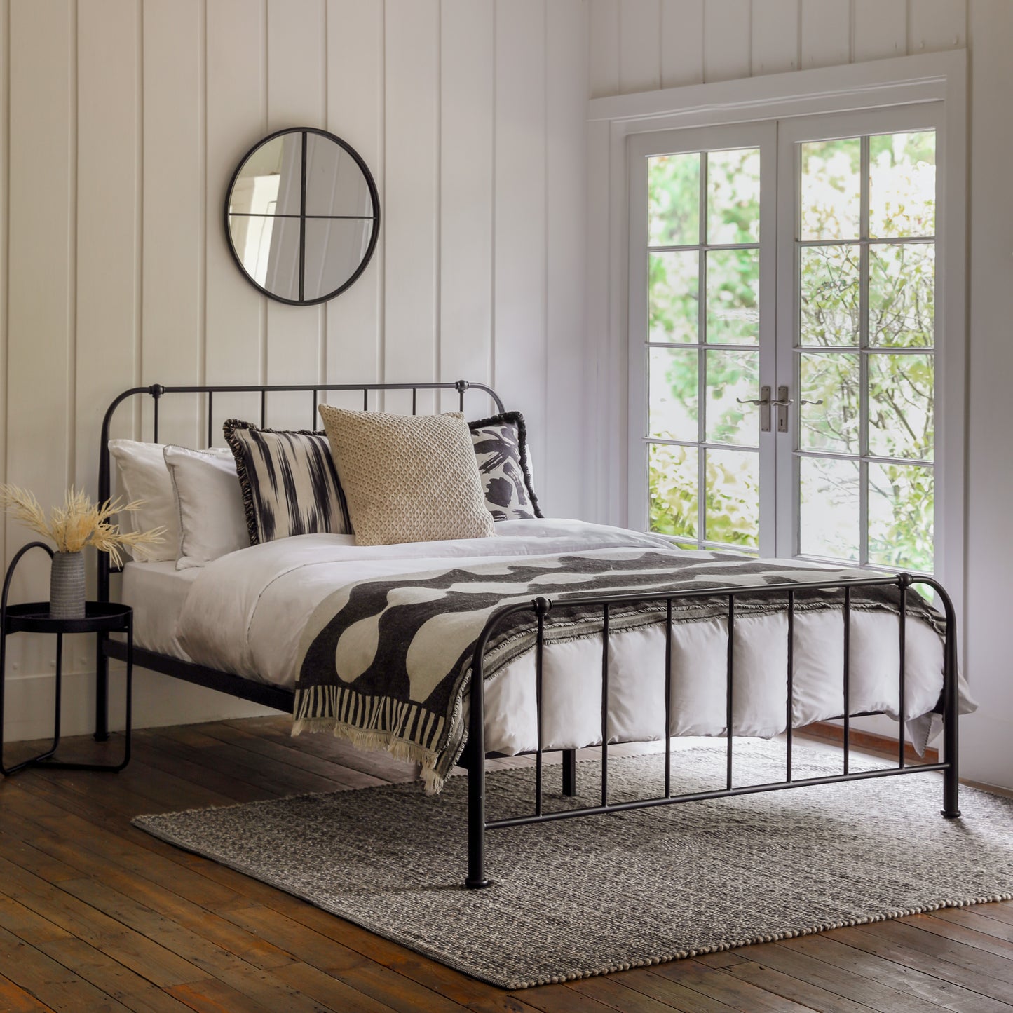 Loughton Bed Black King