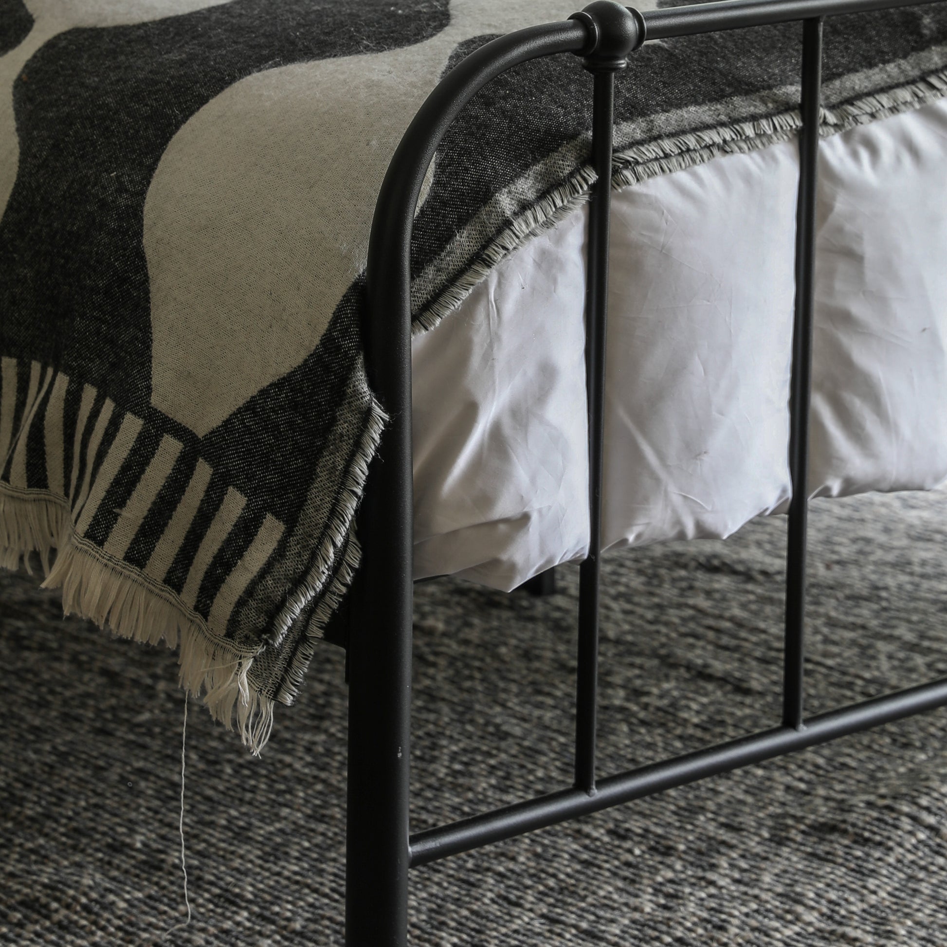 Loughton Bed Black King