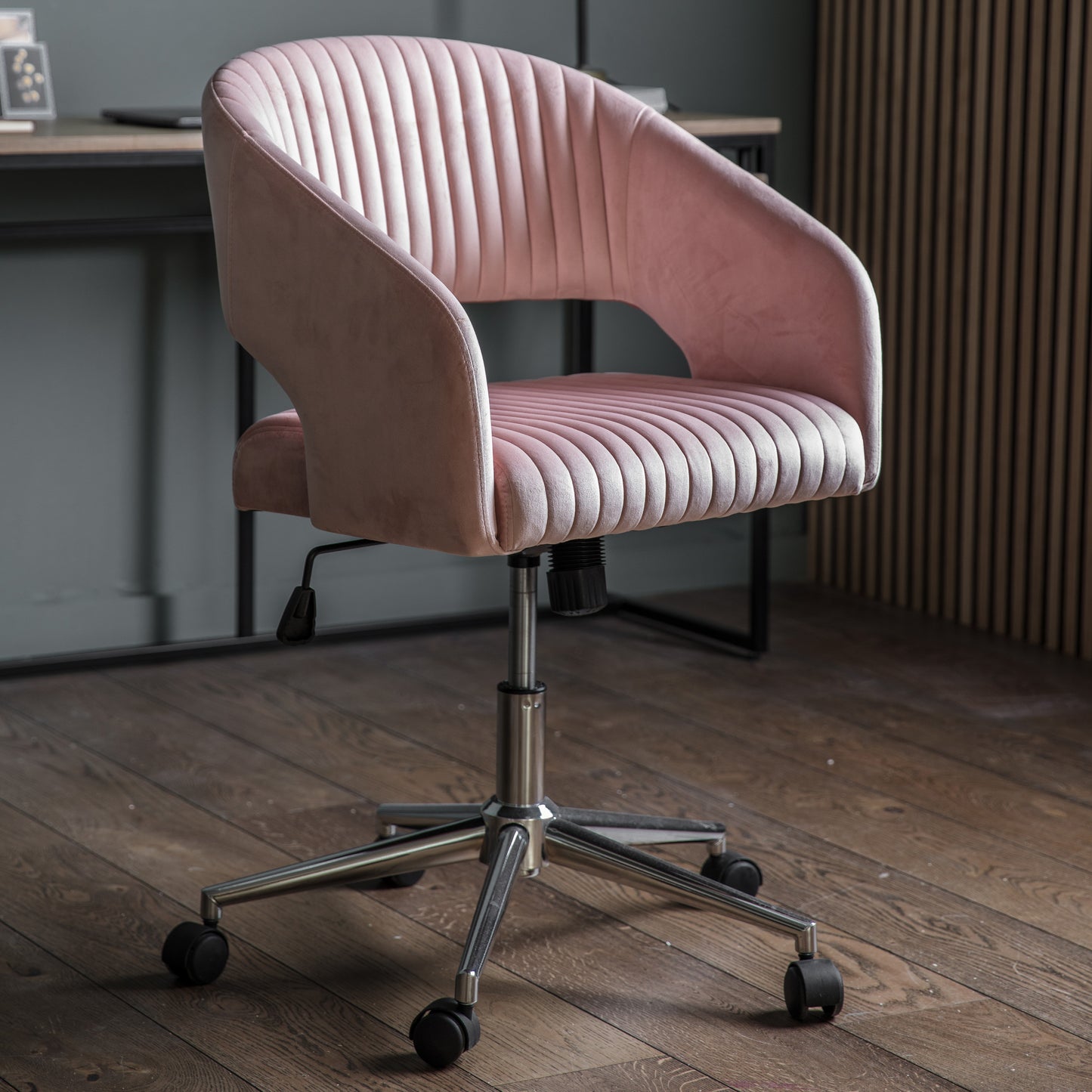 Murray Swivel Chair Pink Velvet Pink / Silver