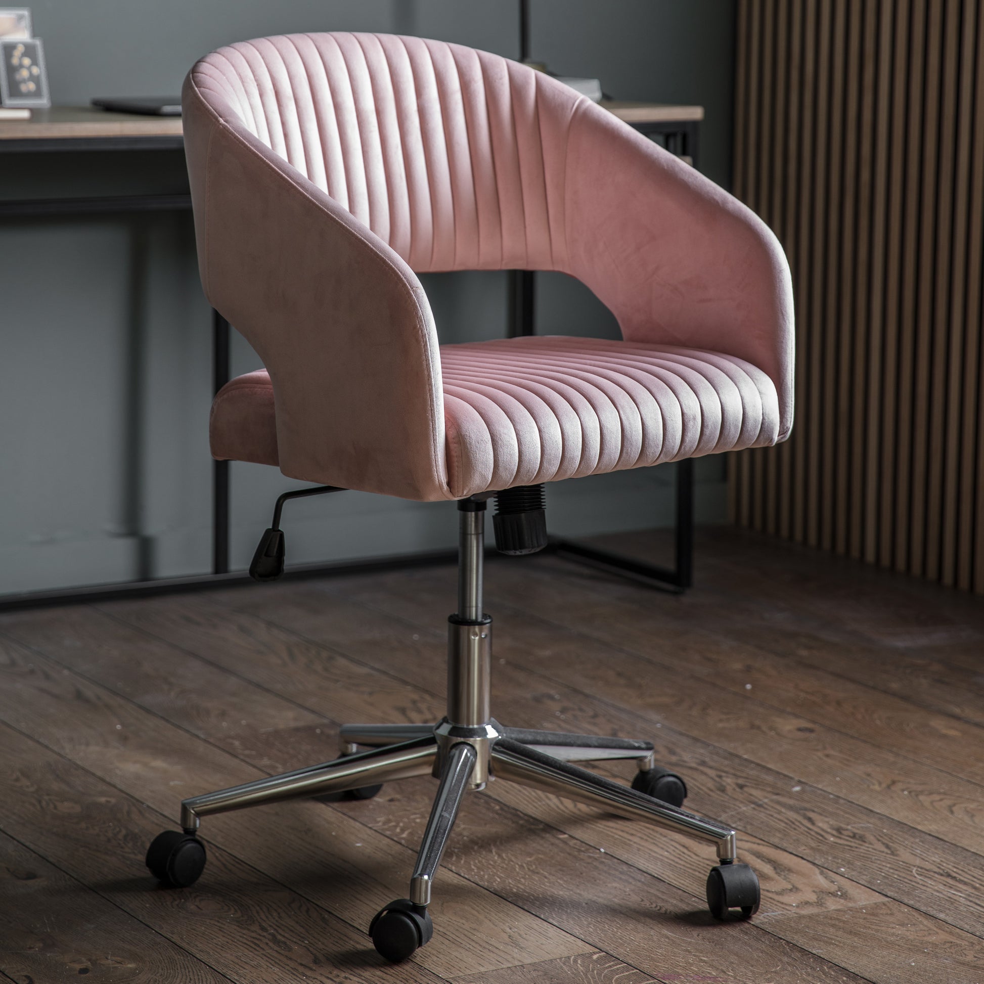 Murray Swivel Chair Pink Velvet Pink / Silver