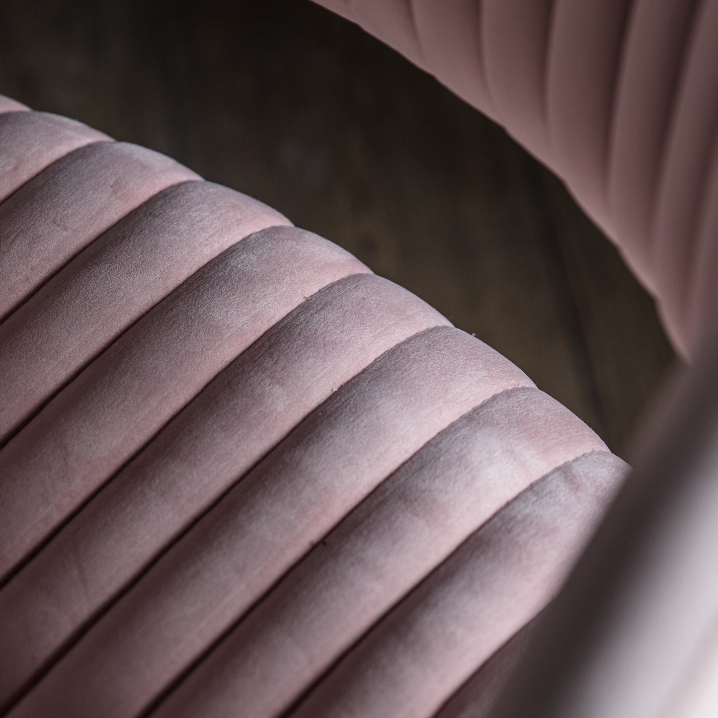 Murray Swivel Chair Pink Velvet Pink / Silver