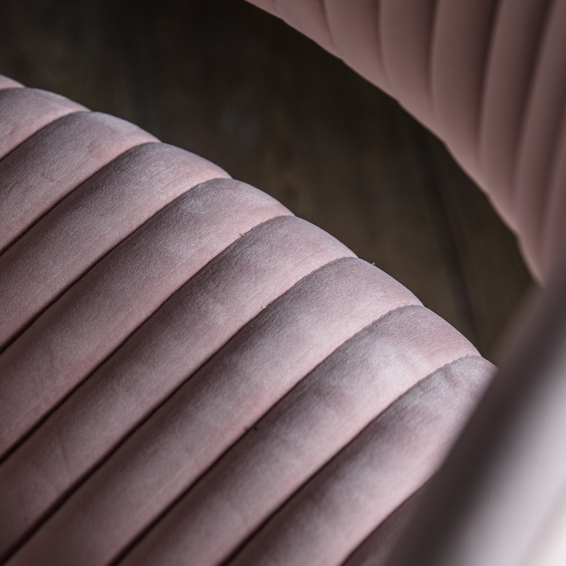 Murray Swivel Chair Pink Velvet Pink / Silver