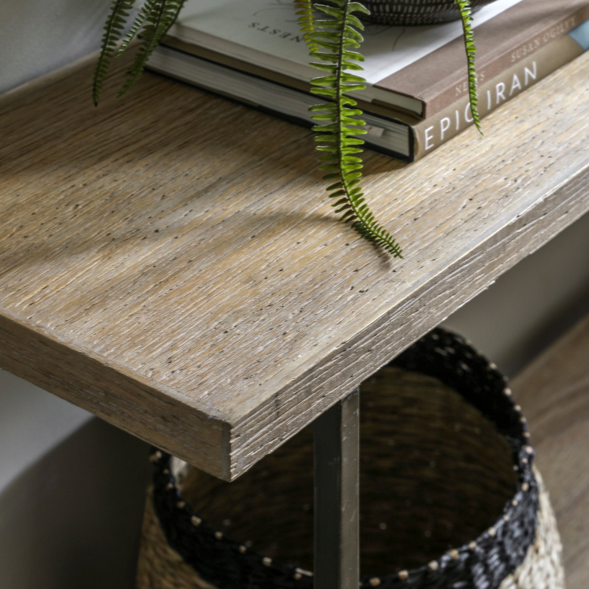 Brogdale Display Table Black / Natural