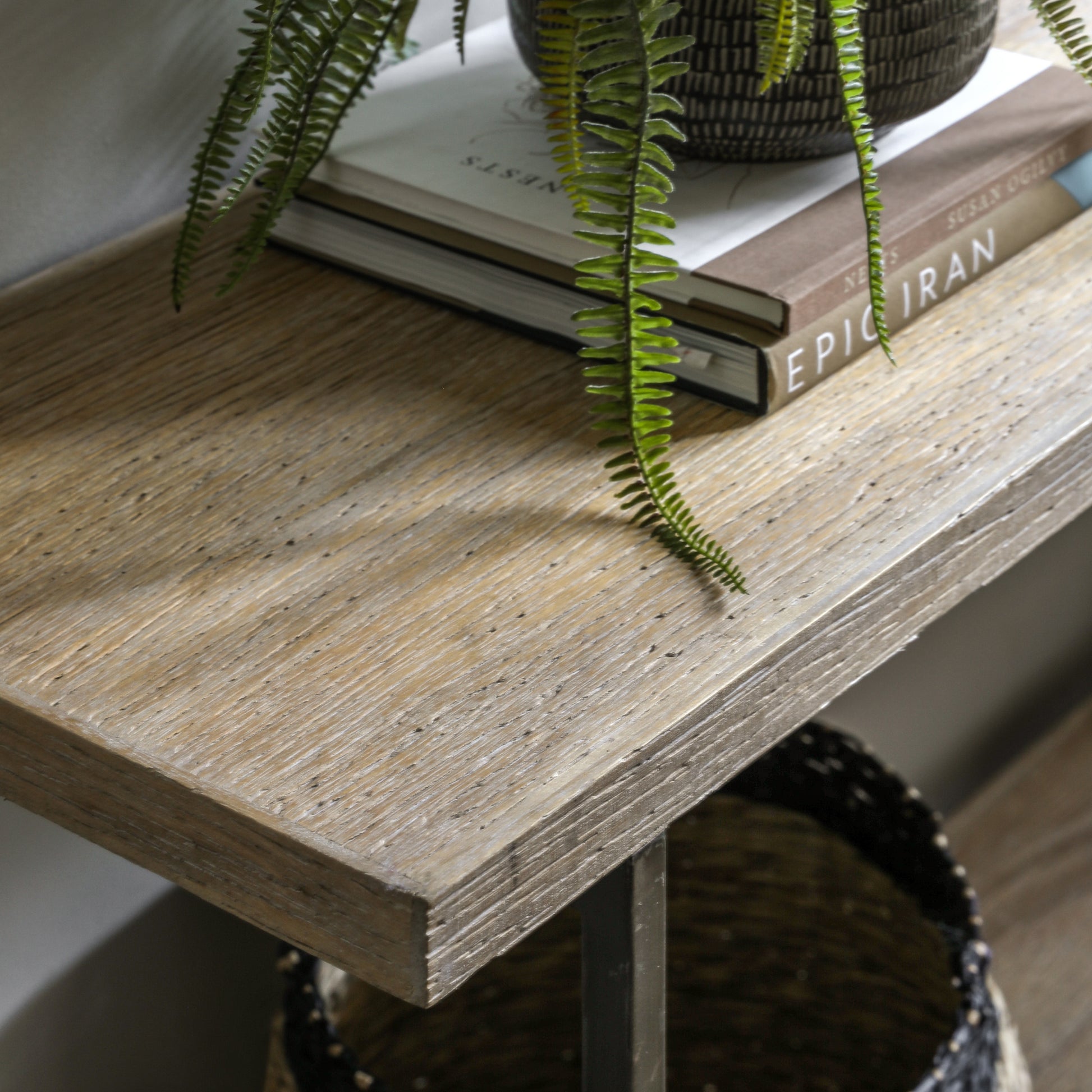Brogdale Display Table Black / Natural